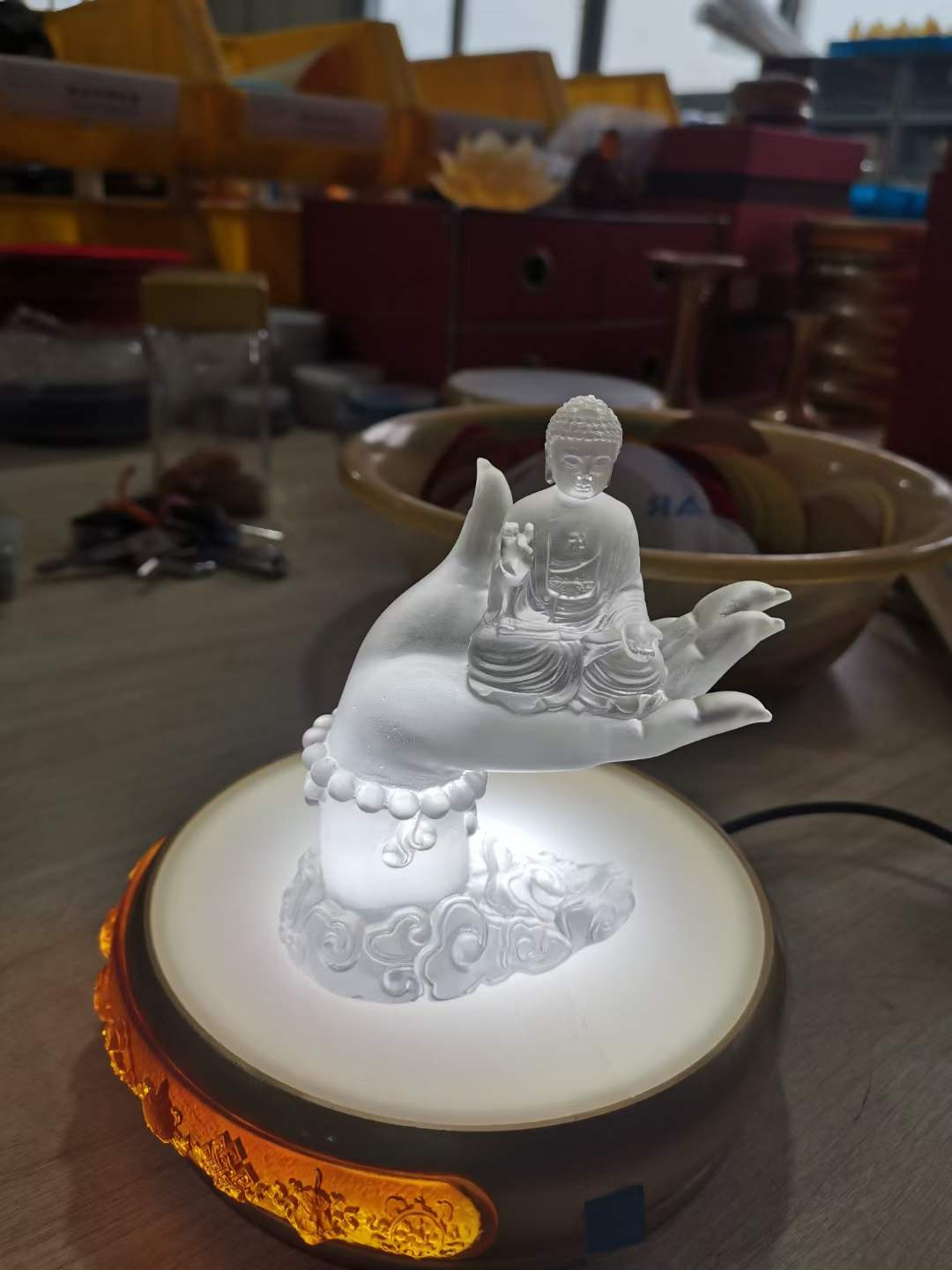 TXF-902 OEM/ODM Buddha in the Palm Liuli Crystal Zen Garden Shakyamuni Buddha statue