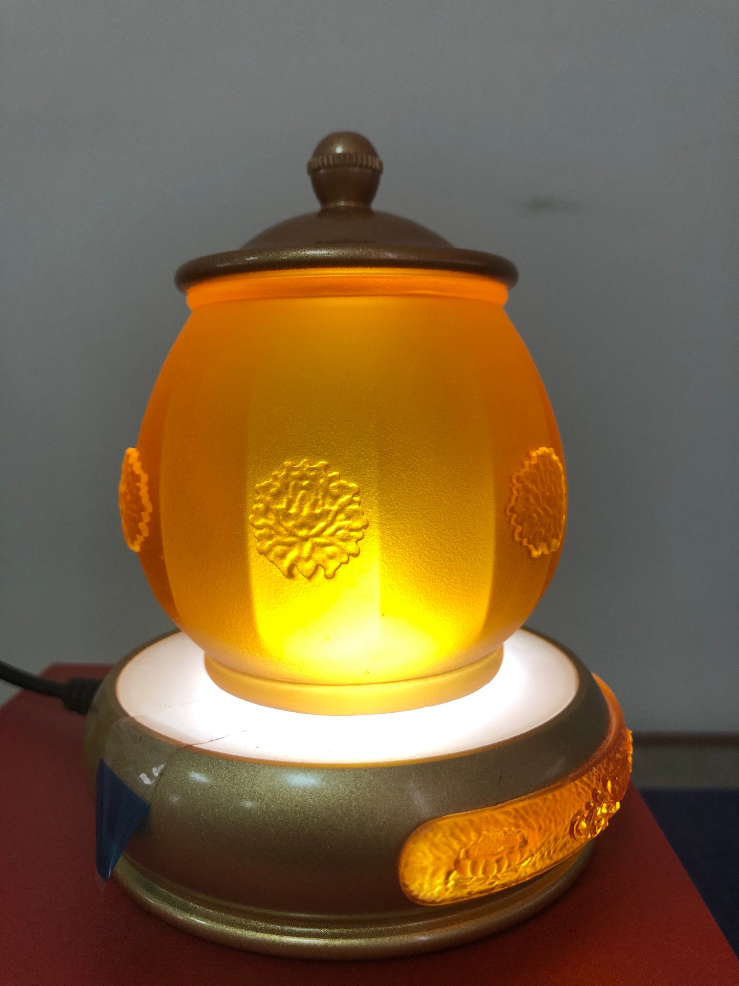 TXJ-291 Traditional Liuli Glass cup with Lid & Saucer Rosette design