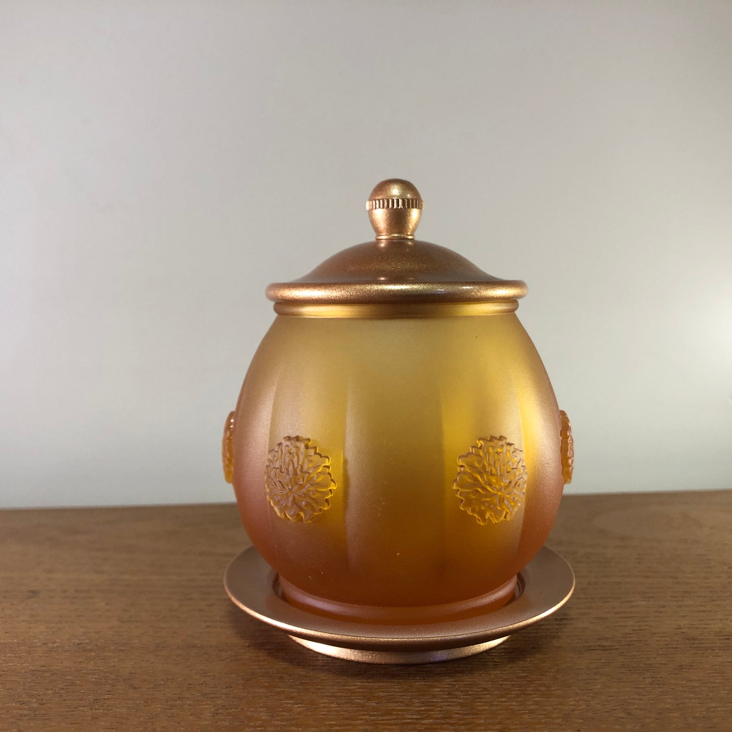 TXJ-291 Traditional Liuli Glass cup with Lid & Saucer Rosette design
